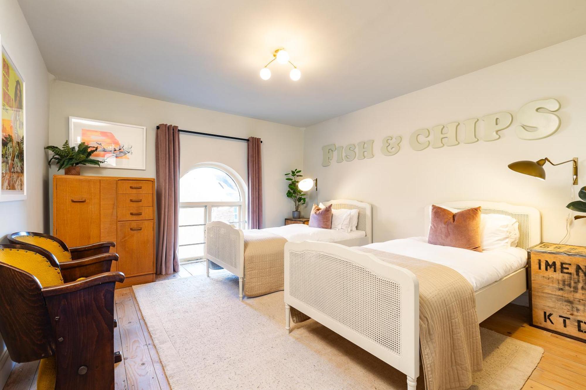 Stylish Seaside Home With King Beds And Parking スカーバラ エクステリア 写真